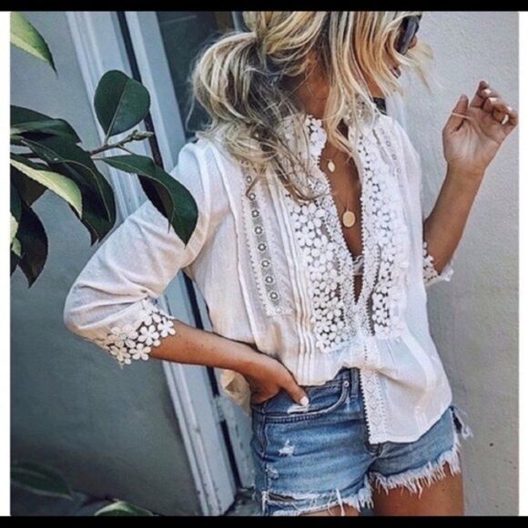 BLACK  Floral Lace Blouse - Picture 8 of 12